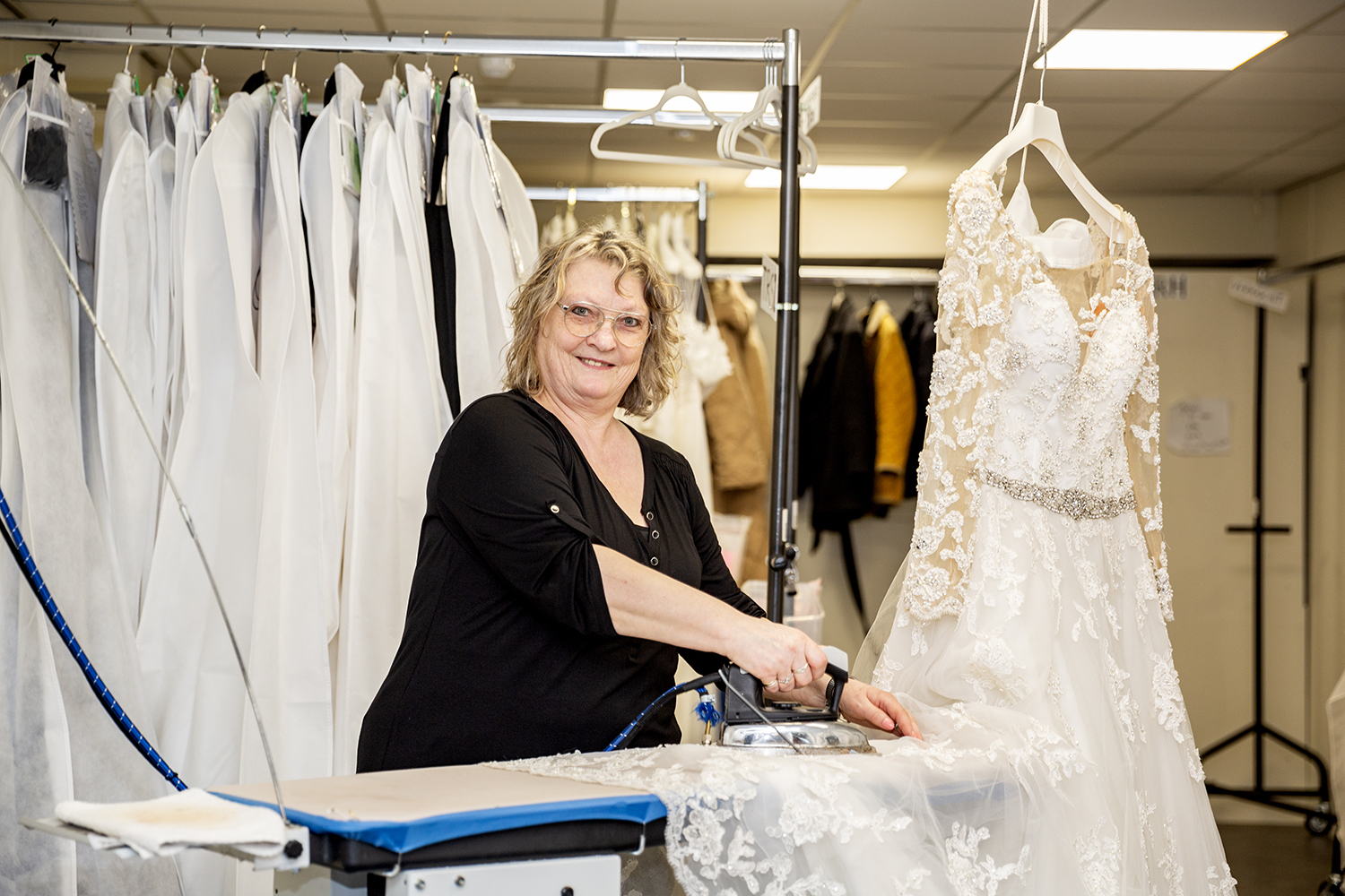 Jeanette op haar werkplek bij Koonings The Wedding Palace Jeanette op haar werkplek bij Koonings The Wedding Palace