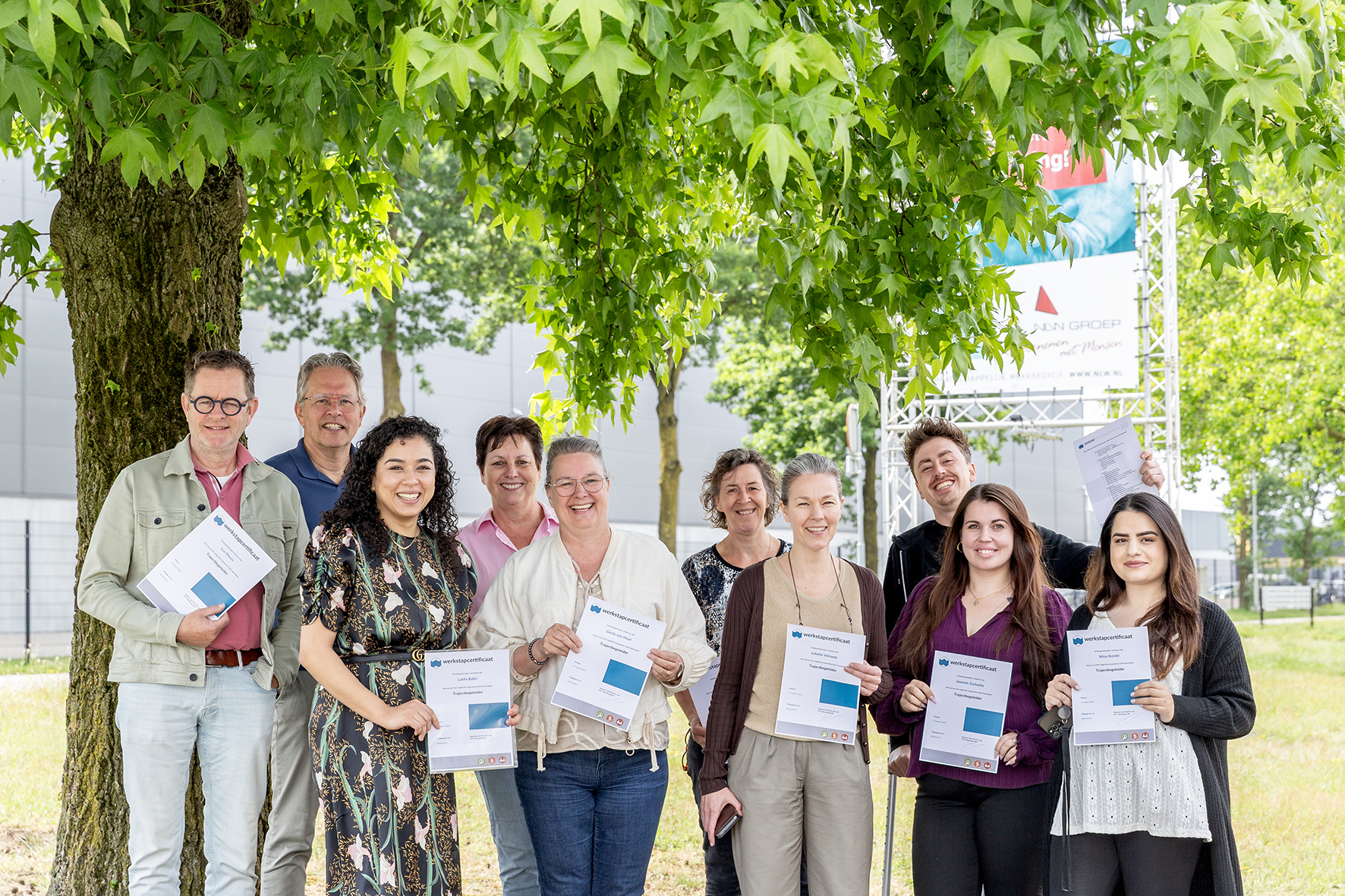NLW medewerkers poseren trots met hun certificaat